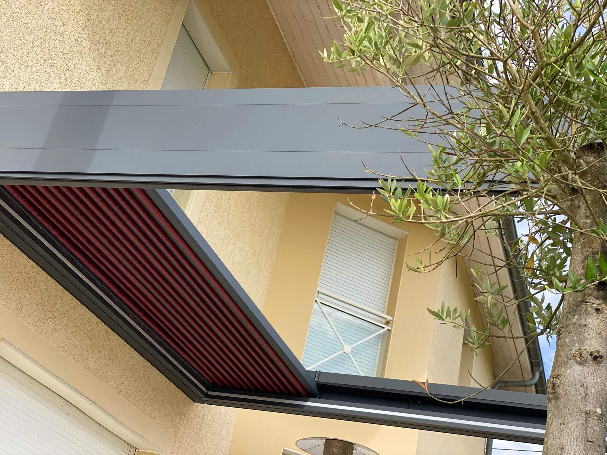 Pergola installée à Viriat dans l’Ain, offrant un espace extérieur moderne et protégé.