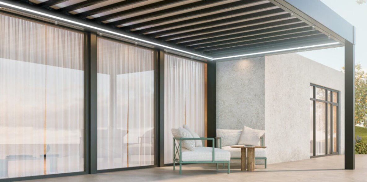 Pergola grande portée offrant un large espace extérieur sans poteaux intermédiaires.