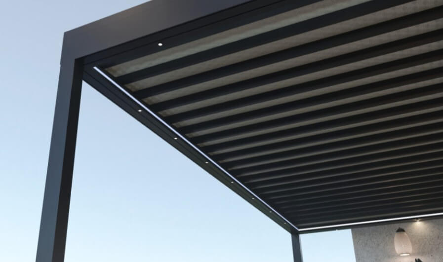 Pergola noire avec membrane rétractable, offrant protection et design moderne.