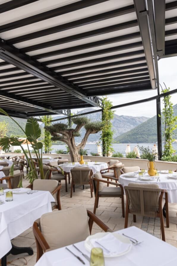 Pergola de restaurant au bord du lac du Bourget à Aix-les-Bains, offrant un espace extérieur élégant et protégé.